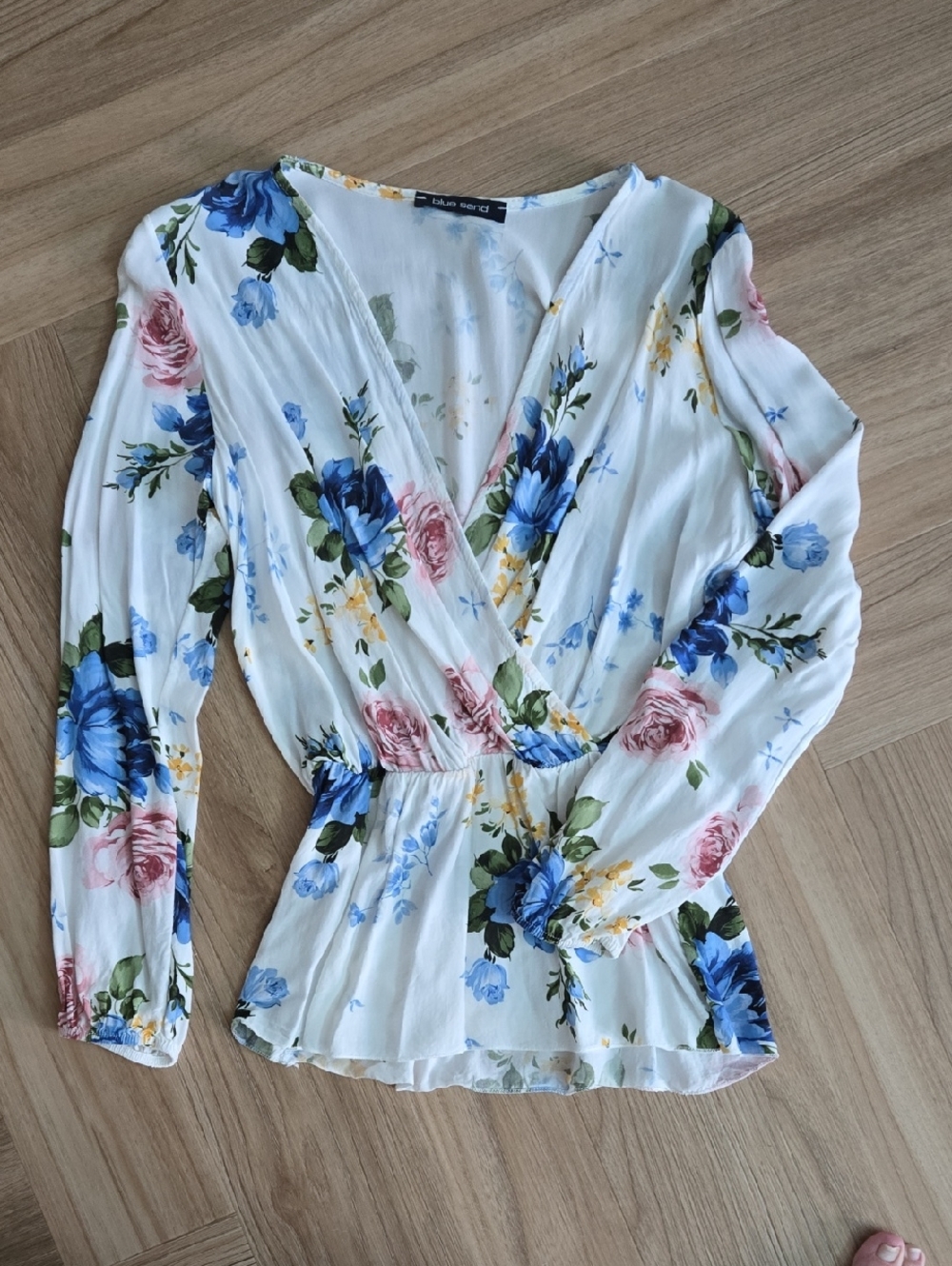 Blue Island Madecin Italy White Floral Wrap Blouse with Blue & Pink Roses Xsmall